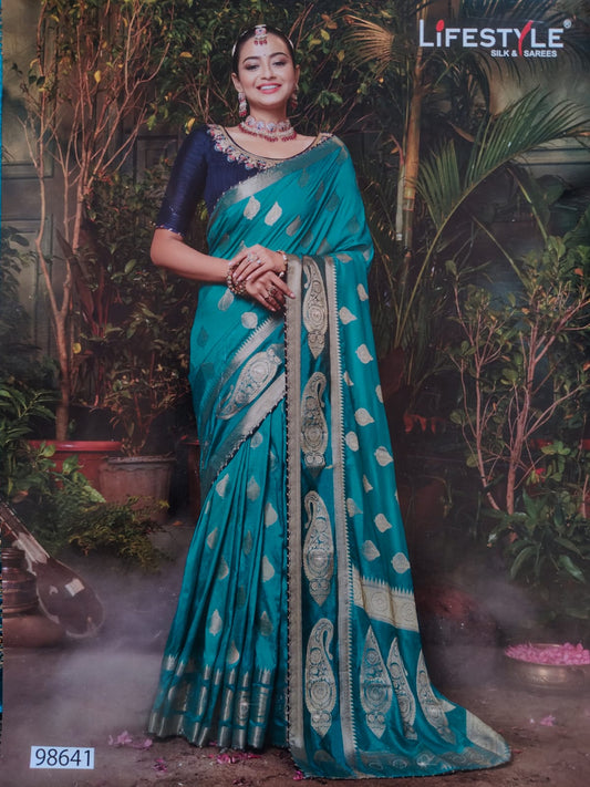 Designer beautiful silk saree with unstitched contrast blouse piece